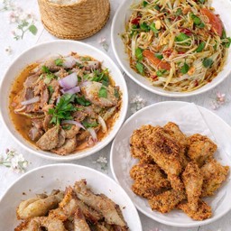 น้ำตกหมู + ส้มตำคุณหญิง + หมูย่าง น้ำจิ้มแจ่ว + ไก่ทอด 7 ชิ้น + ข้าวเหนียว 1 ที่