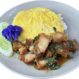 ข้าวกะเพราหมูกรอบ x ไข่ข้น