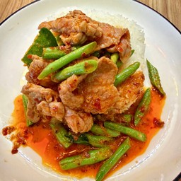 ข้าวผัดพริกแกงเนื้อ