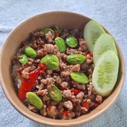 ผัดกะปิสะตอหมูสับ ราดข้าว