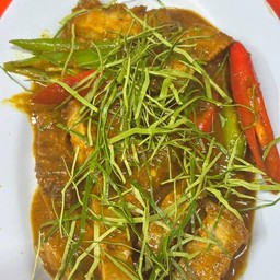 ผัดพริกแกงใต้ หมูกรอบ