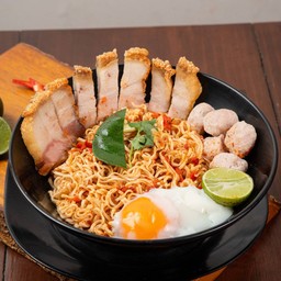 มาม่าต้มยำหมูกรอบ+หมูบะช่อ+ไข่ออนเซน