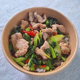 ผัดคะน้าหมูชี้น ราดข้าว