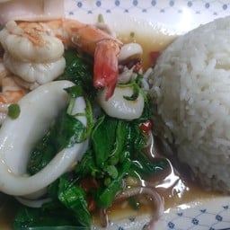 ข้าวราดกระเพรารวมมิตรกุ้ง+ปลาหมึก