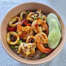 ผัดพริกเเกงใต้กุ้งหมึกใส่ถั่ว ราดข้าว