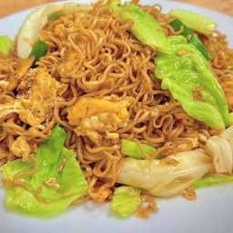 มาม่าผัดกะหล่ำใส่ไข่