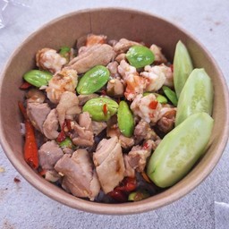 ผัดกะปิสะตอกุ้งไก่ ราดข้าว