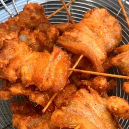 หมูทอดเสียบไม้ 8 ไม้ + ข้าวเหนียว 2 ห่อ