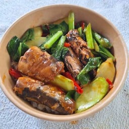 ผัดคะน้าปลากระป๋อง ราดข้าว