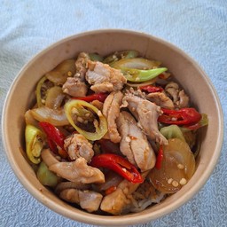 ผัดพริกหยวกไก่ชี้น ราดข้าว