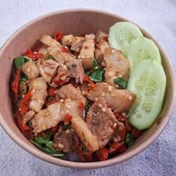 ผัดกะเพราหมูสามชั้น ราดข้าว