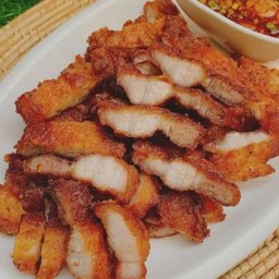 สามชั้นทอดน้ำปลากับข้าว