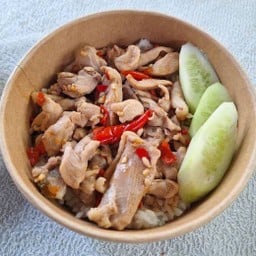 ผัดกะปิไก่ชี้น ราดข้าว