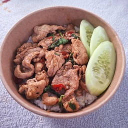 ผัดกะเพราหมูชี้น ราดข้าว