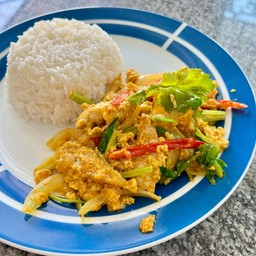 ผัดผงกระหรี่ราดข้าว