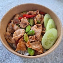 ผัดกะปิสะตอหมูชี้น ราดข้าว
