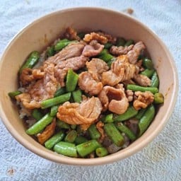 ผัดถั่วฝักยาวหมูชี้น ราดข้าว
