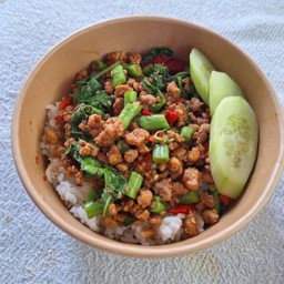 ผัดกะเพราหมูสับ (ใส่ถั่ว) ราดข้าว