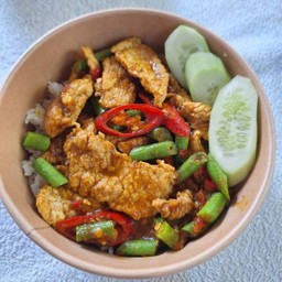 ผัดพริกเเกงใต้หมูชี้นใส่ถั่วฝักยาว ราดข้าว