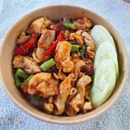 ผัดพริกเเกงไทยไก่ชี้นใส่ถั่ว ราดข้าว