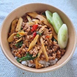 ผัดกะเพราหมูสับหน่อไม้ ราดข้าว