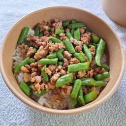 ผัดถั่วฝักยาวหมูสับ ราดข้าว