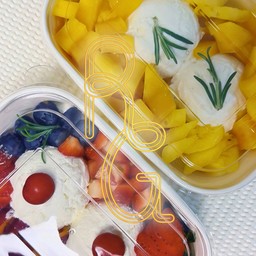 [Medium Size] Greek Yogurt 2 Scoop กรีกโยเกิร์ต + ผลไม้ 3-5 อย่าง + 2 ทอปปิ้ง