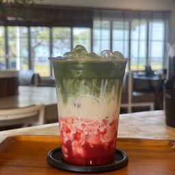 มัทฉะลาเต้ สตรอว์เบอร์รี่