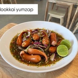 ยำไส้กรอก