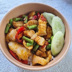 ผัดพริกเเกงใต้สามชั้นใส่ถั่ว ราดข้าว