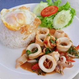 ผัดกระเพราปลาหมึก