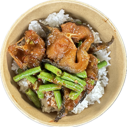 ผัดพริกแกงปลาดุกราดข้าว