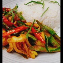 ผัดพริกแกงปลาหมึก