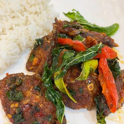 ผัดเผ็ดปลาดุก ราดข้าว