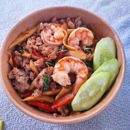 ผัดกะเพราหมูสับกุ้งหน่อไม้ ราดข้าว