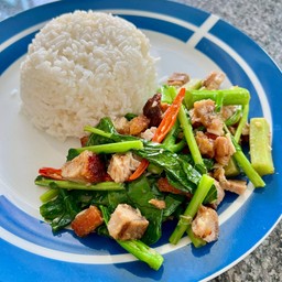 ผัดคะน้าราดข้าว