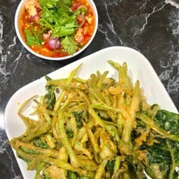 Wolf Cafe and Bistro บ้านฉาง