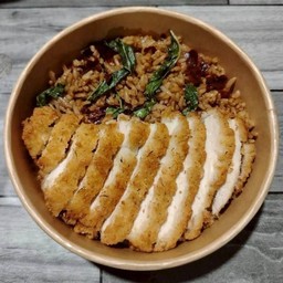 ผัดกะเพราคลุกข้าวไก่ทอด (อกไก่)