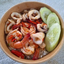 ผัดกะปิกุ้งหมึก ราดข้าว