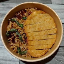 ผัดกะเพราคลุกข้าวไก่ทอด (ไก่ปรุงรส)