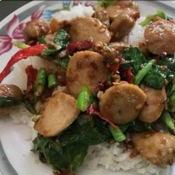 กระเพราลูกชิ้นเนื้อ