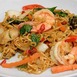 มาม่าผัดขี้เมาทะเล (กุ้ง+ปลาหมึก)