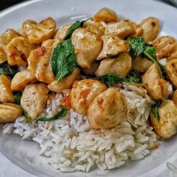 กระเพราลูกชิ้นหมู