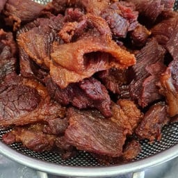 เนื้อทอดน้ำปลาแบบไม่มัน.พร้อมจิ้มแจ่วเปรี้ยว