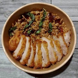 ผัดกะเพราคลุกข้าวไก่ทอด (พริกไทย)