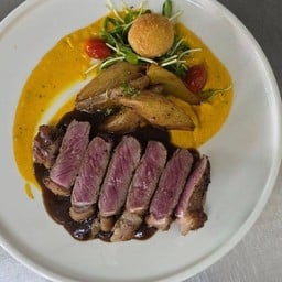 สเต็กเนื้อสันนอกออสเตรเลีย (Grass fed Australian Sirloin Steak)