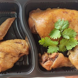 ข้าวไก่ต้มน้ำปลา น้ำจิ้มแซ่บ หลังห้างทวีกิจ