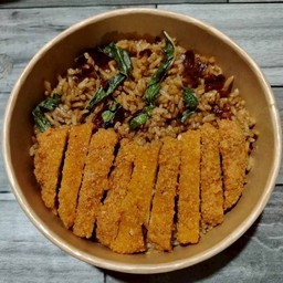 ผัดกะเพราคลุกข้าวไก่ทอด (สะโพก)