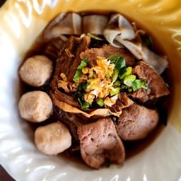 ก๋วยเตี๋ยวเนื้อตุ๋นหมูตุ๋น ผัดไทยหอยทอด น้องออกัส