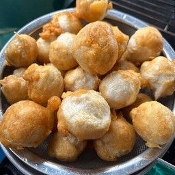 ลูกชิ้นปลาชุบแป้งทอด